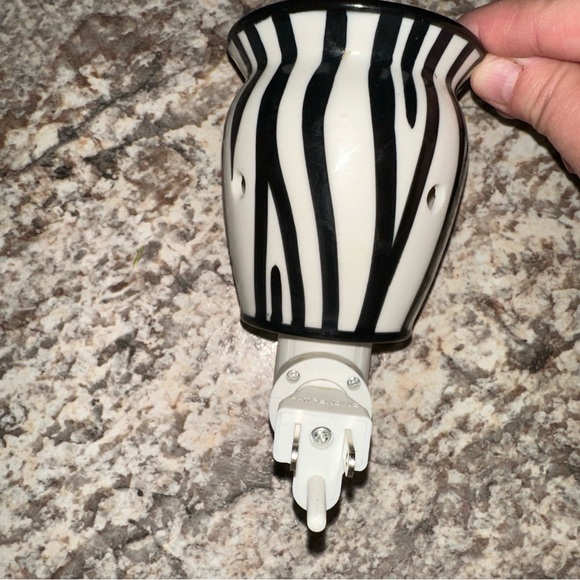 Scentsy Black White Zebra Print Mini Plug In Wall Wax Warmer Night Light - Picture 5 of 8